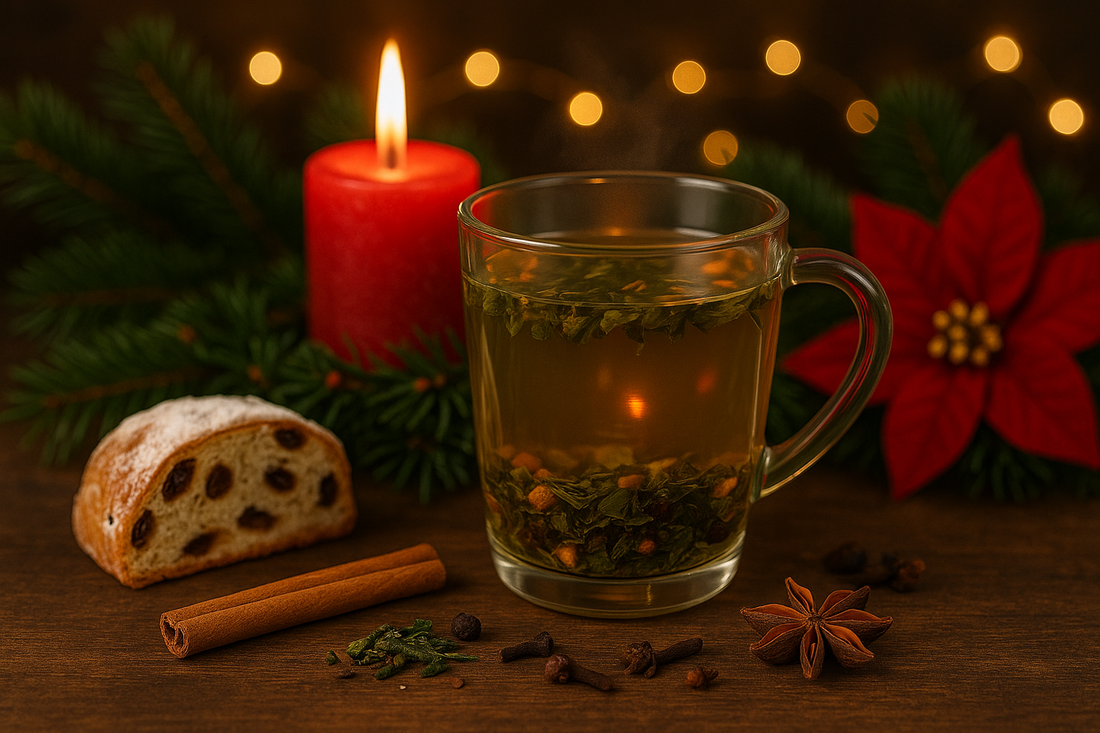 Stimmungsvolles Adventsbild mit dampfendem Glas Tee auf Holztisch, Adventskranz mit brennender roter Kerze, Tannenzweigen, Zimtstange, Sternanis, Stollenscheibe und rotem Weihnachtsstern – warme, festliche Atmosphäre zum 1. Advent.